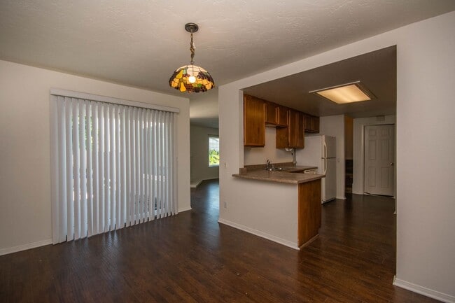 Building Photo - 3BR Townhome with Spacious Fenced Yard!