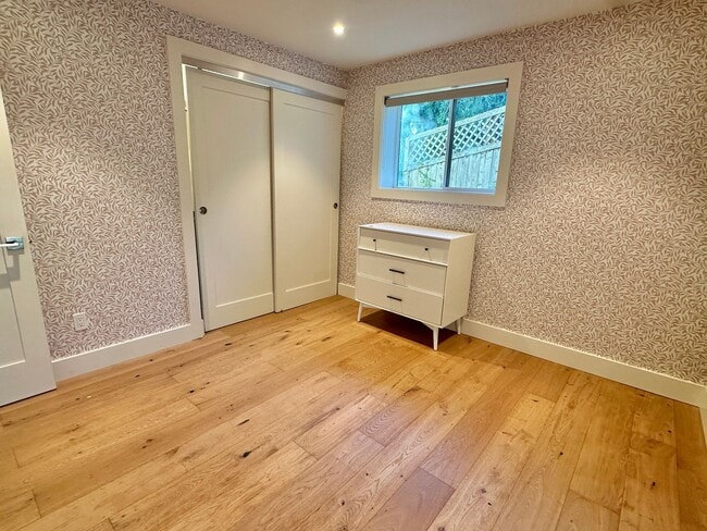 Building Photo - Fairfax Hillside Flat w/Valley Views