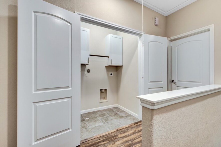 Building Photo - 21 Latham