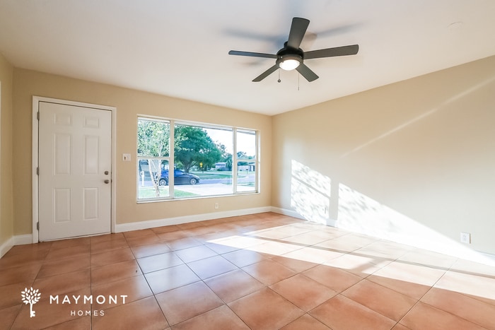 Building Photo - 518 Elm Dr