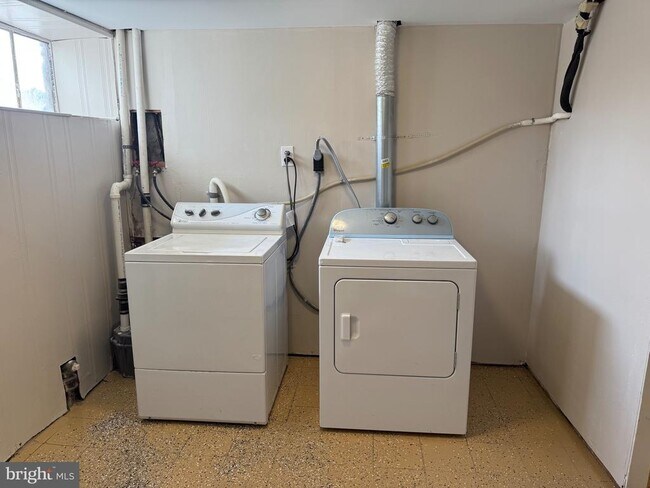 Building Photo - 11415 Eastern Ave