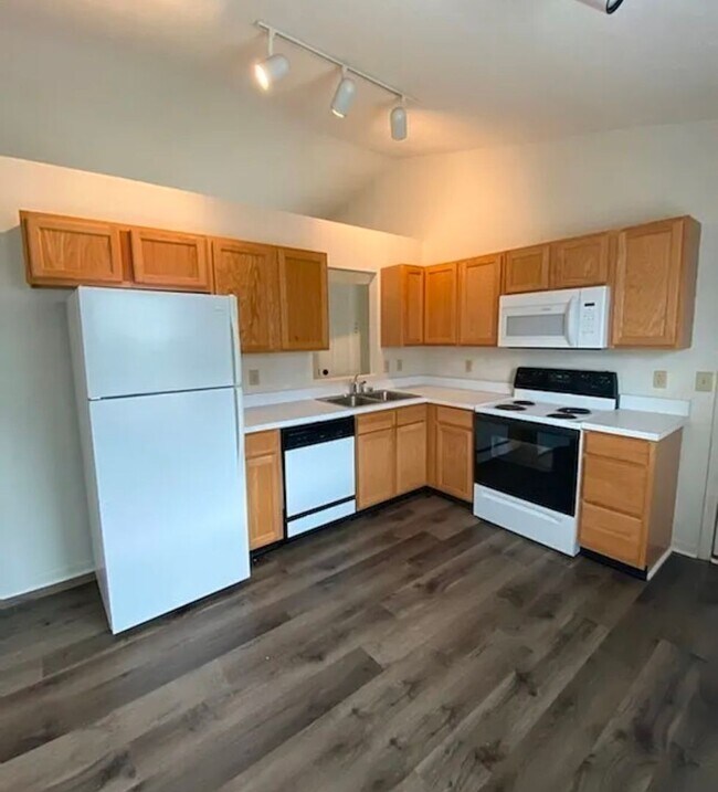 Building Photo - COMING SOON! 3 Bed 2 Bath Single Family Home w/ Garage!