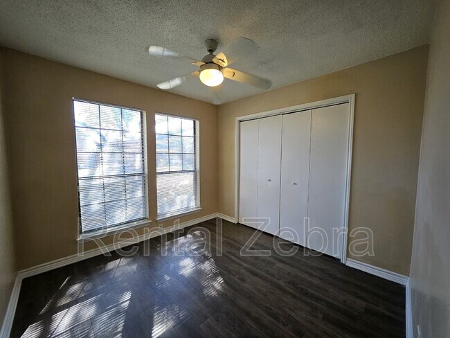 Building Photo - 1405 Paintbrush St