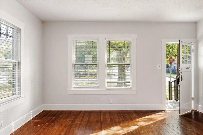 Building Photo - Great Location! Charming Home!