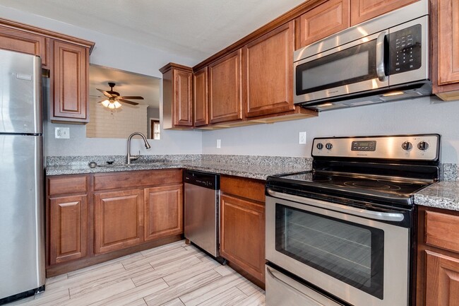 Building Photo - STUNNING 2 BEDROOM REMODELED TEMPE TOWNHOM...