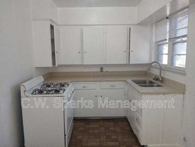 Building Photo - 3019 Avon St