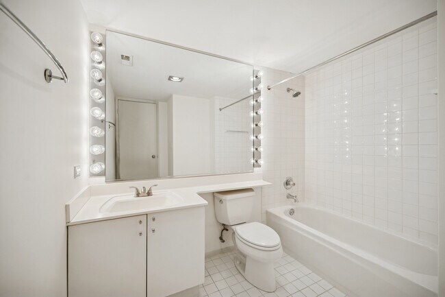 Building Photo - 40 E Delaware Pl