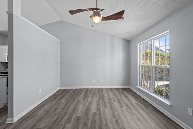 Building Photo - Beautiful 3 bedroom HOME