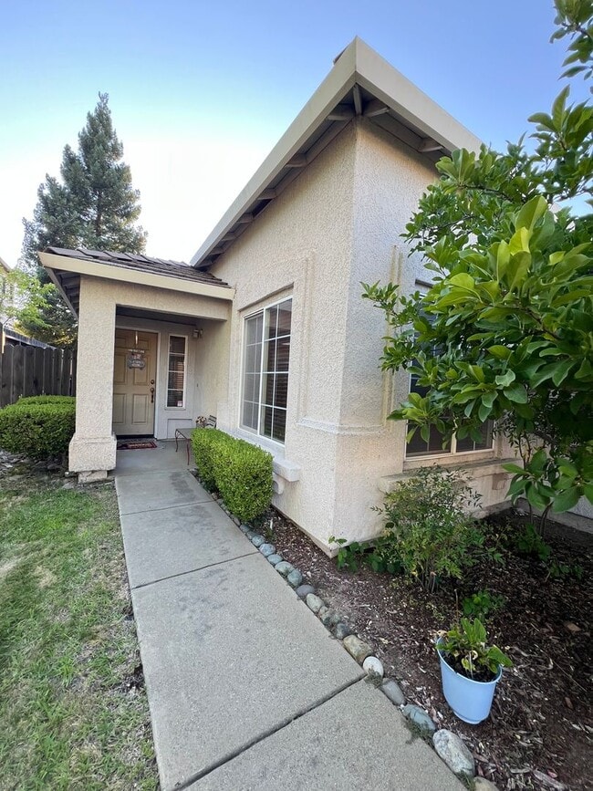 Building Photo - 3 Bedroom - Heart of Roseville