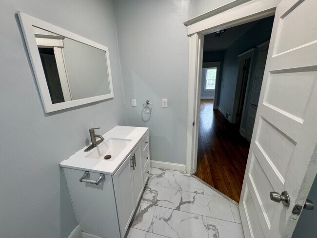 Building Photo - 226 Kenilworth St