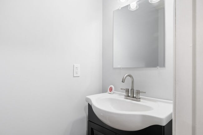 Building Photo - 3 bed/2 1/2 Bath. Pet Friendly. Easy acces...