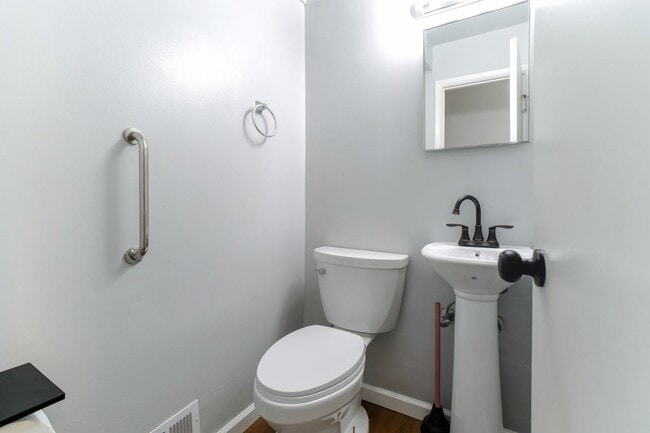 Building Photo - Move in ready 3 bedroom 2.5 Bath in Gaithe...