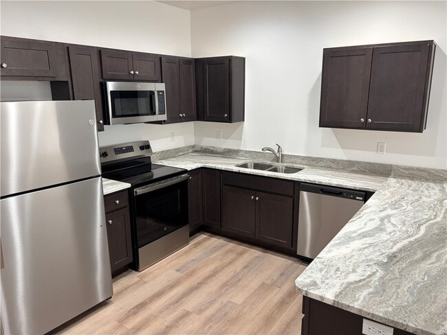 Building Photo - 2553 Sycamore Ave