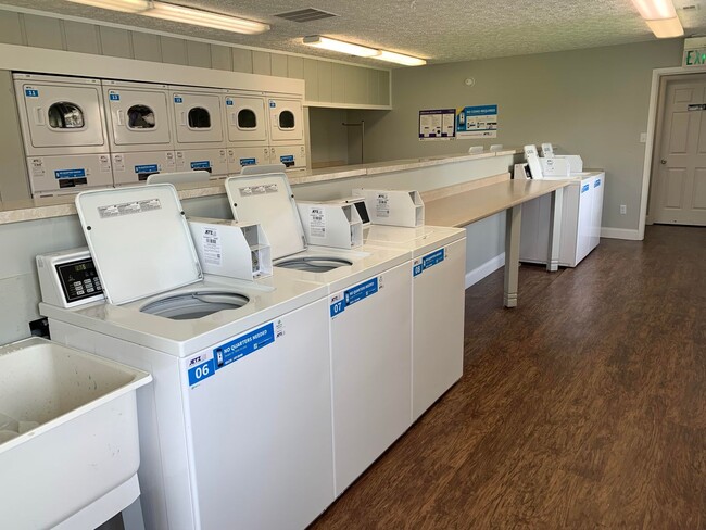 Building Photo - Single story two bedroom, two bathroom apartment!