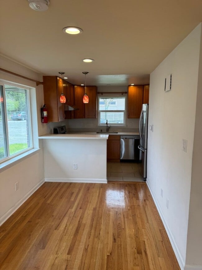 Building Photo - 2bd/1ba Seattle Apartment