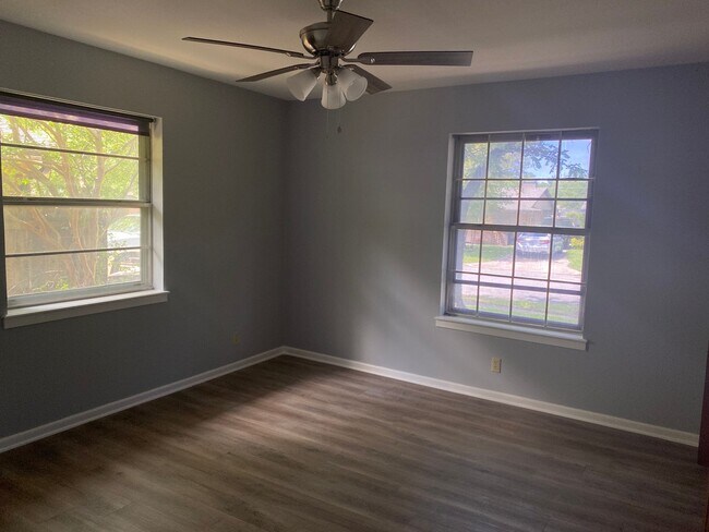 Building Photo - 3/2/2 in Quiet Sherman Neighborhood Near F...