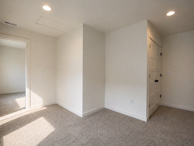 Building Photo - 10112 NE 45th Ct