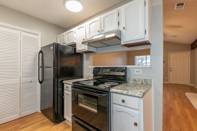 Building Photo - 2 Bed | 1.5 Bath East Tulsa with Spacious Back yard!