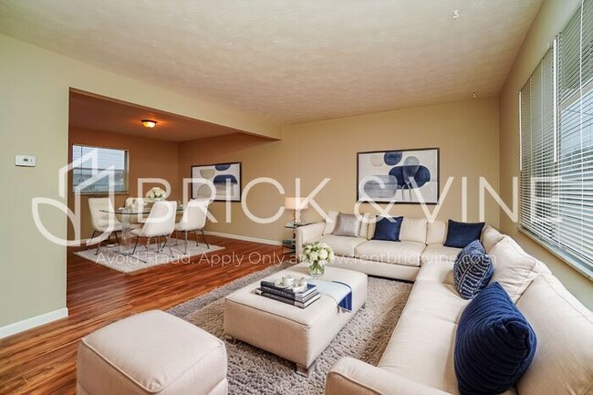 Building Photo - 463 Sherwood Downs S
