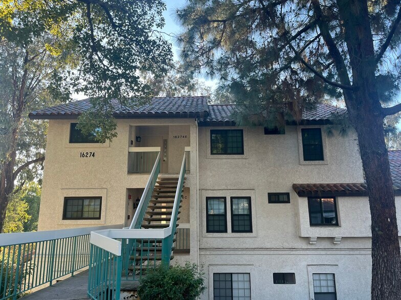 unqiuely situation top unit with no one above or on sides. - 16274 Avenida Venusto