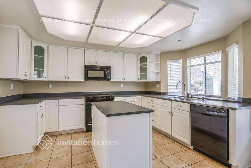 Building Photo - 41223 Maple St