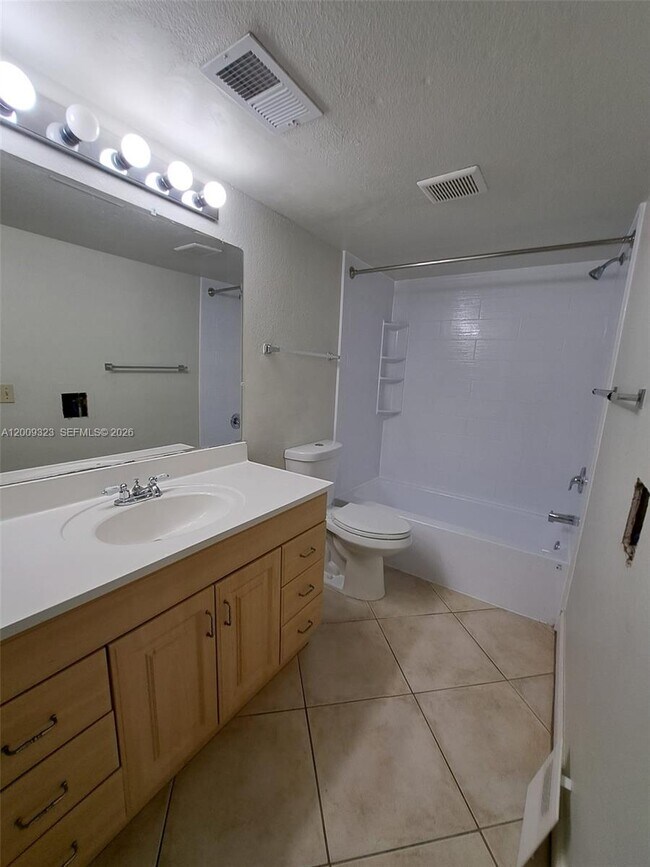 Building Photo - 3200 N Palm Aire Dr