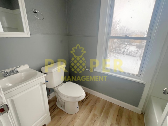 Building Photo - 2 bedrooms 1 bathroom house