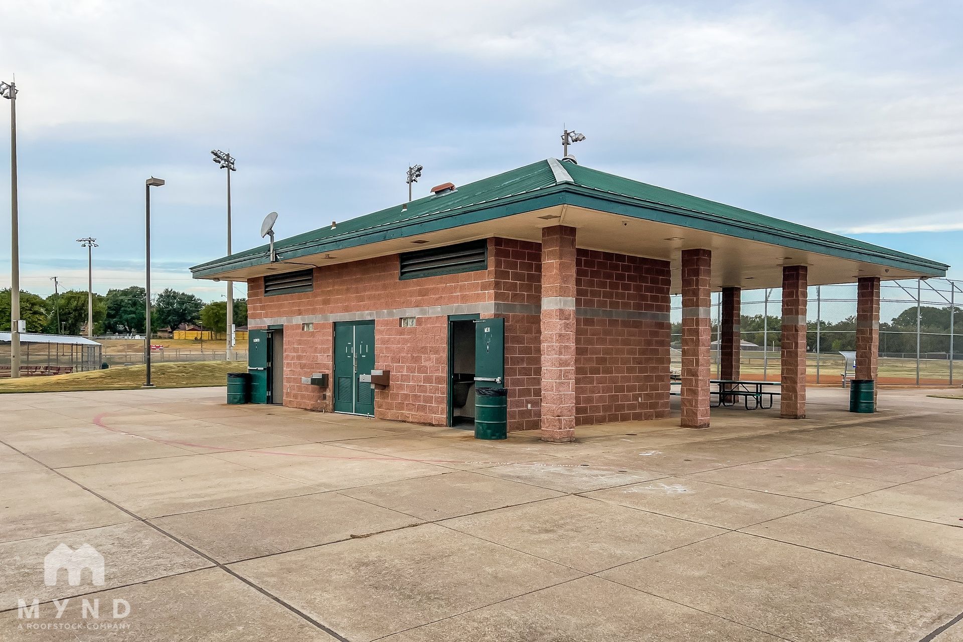 Building Photo - 701 Hillside Dr