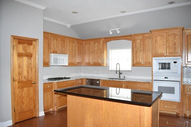 Building Photo - Spacious 3-2-2 with Study in North Richlan...