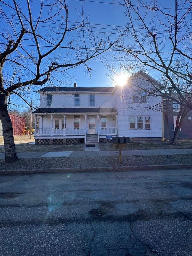 Primary Photo - 907 Forest St