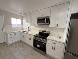 Building Photo - 2430 Fern St