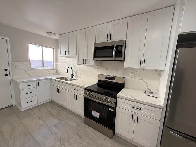 Building Photo - 2430 Fern St