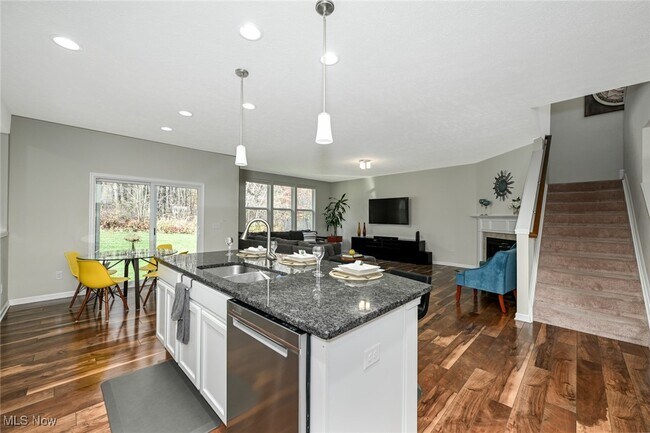 Building Photo - 4816 Lake View Dr