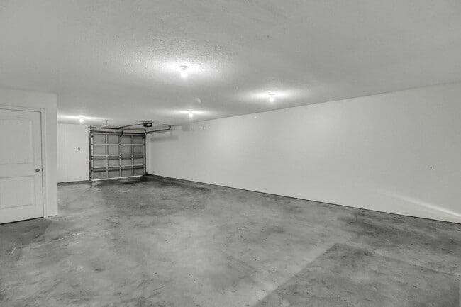 Building Photo - 324 Laurel Oak Ln