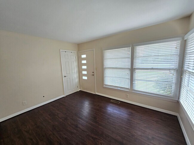 Building Photo - Newly remodeled 3 bed/1 bath home with a 1...