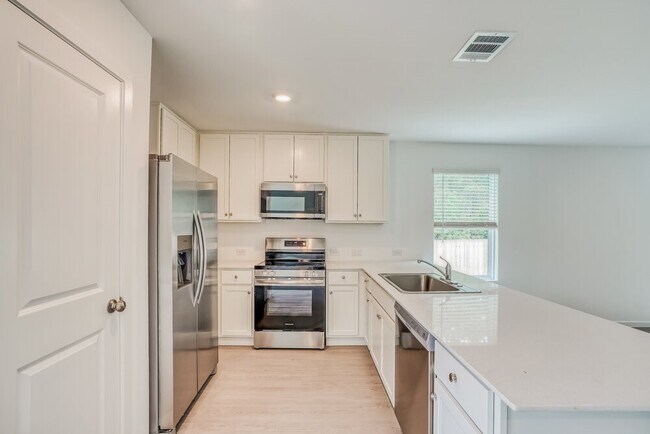 Building Photo - 2300 Plantation Dr