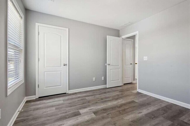 Building Photo - 96 Lenore Ct