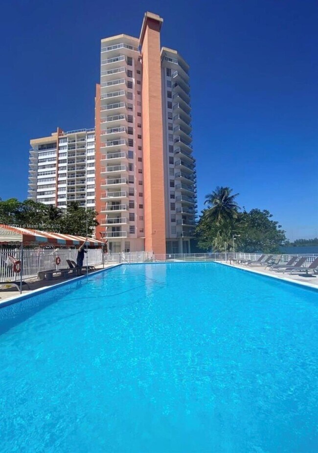 Building Photo - 1301 NE Miami Gardens Dr