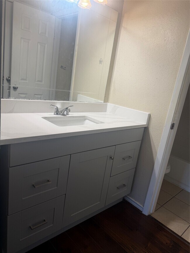 Building Photo - 732 Memorial Mews St