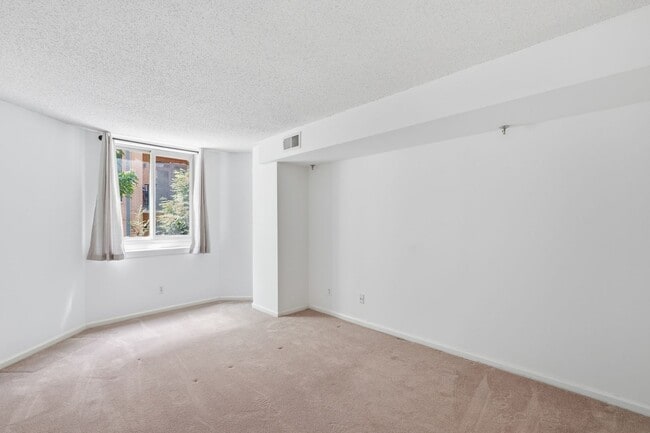 Building Photo - 1024 N Utah St