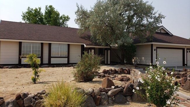 Building Photo - ONLY $2,850 PER MONTH FOR THIS SPACIOUS RANCH STYLE HOME -  2056 SQ FT / 3BDRM/2BATH/3GARAGE ON O...
