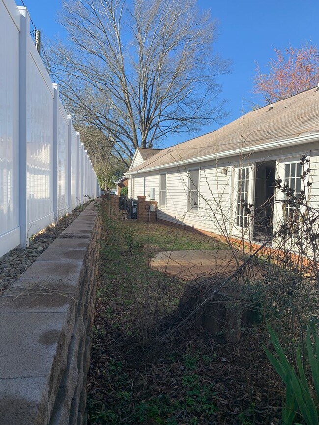 Building Photo - Cozy Living on a quiet cul de sac.