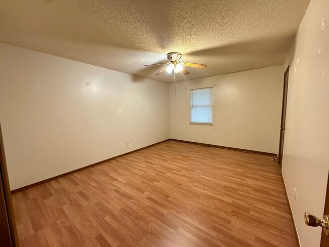 Building Photo - 3930 Country Club Dr