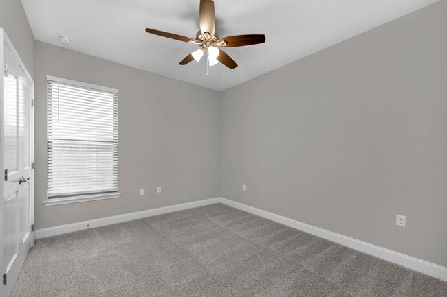 Building Photo - 702 Shady Ln Dr