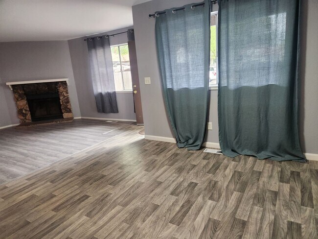 Building Photo - Charming 2-bedroom, 2- bathroom home in park like setting close to downtown Santa Rosa