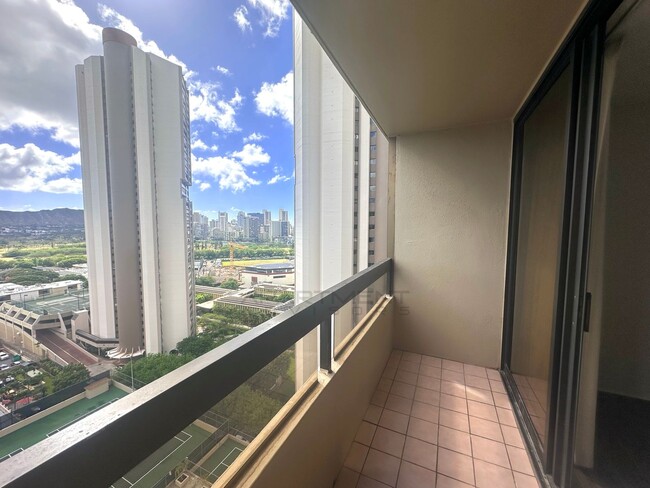 Building Photo - Modern 2-Bedroom with Stunning Honolulu Vi...