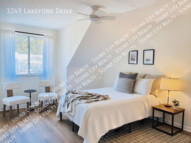 Building Photo - 3249 Lakeford Dr