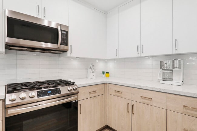 Building Photo - 2601 S Broadmoor Dr