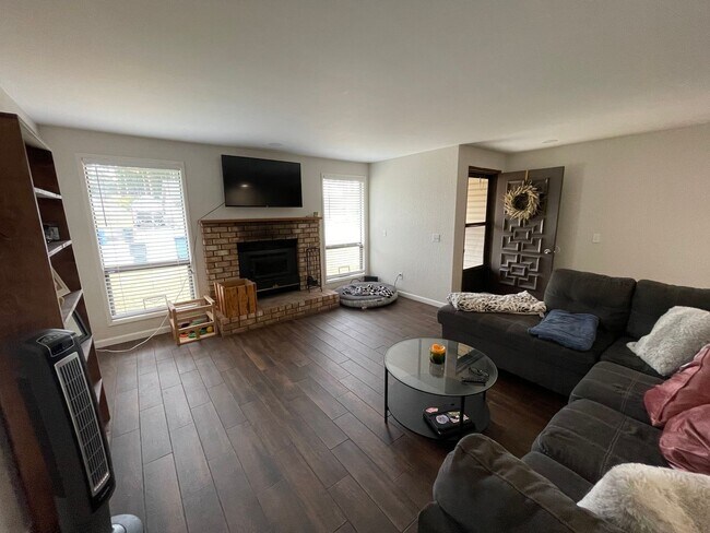 Building Photo - Fantastic 3 Bedroom Home in the heart of T...