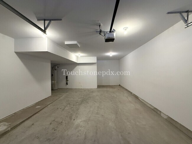 Building Photo - Charming 3 Bed, 2 Bath Townhome with Garage in Beautiful Sandy